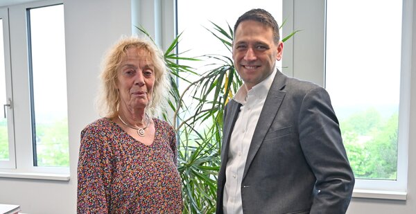 Sven Schnieber und Hanna Esser stehen vor einer Pflanze im Büro des Bürgermeisters.