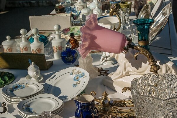 Symbolbild Flohmarkt zeigt altes Geschirr auf einem Flohmarktstand