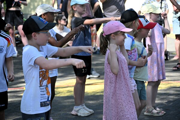 Bild vergr&ouml;&szlig;ern: Bewegung und Musik beim Schulfest in Altendorf