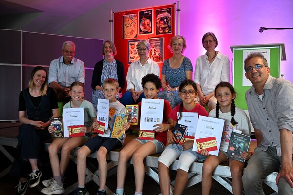 Bild vergr&ouml;&szlig;ern: Die Kinder strahlten am Ende mit der Jury und dem Moderationsduo um die Wette