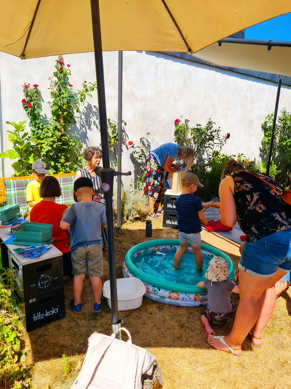Bild vergr&ouml;&szlig;ern: Entspannte Atmosphäre beim Familiennachmittag im Café sofa