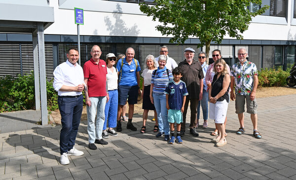 Bild vergr&ouml;&szlig;ern: Gruppenbild mit Bürgermeister Sven Schnieber vor dem Rathaus beim Walk & Talk