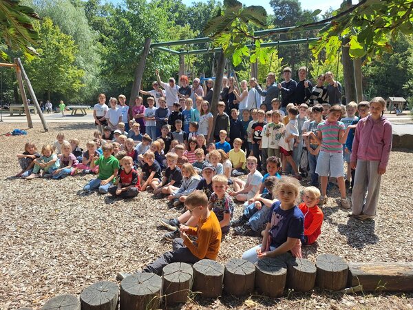 Bild vergr&ouml;&szlig;ern: Radtour zur Waldau mit 80 Kindern und 13 Teamern
