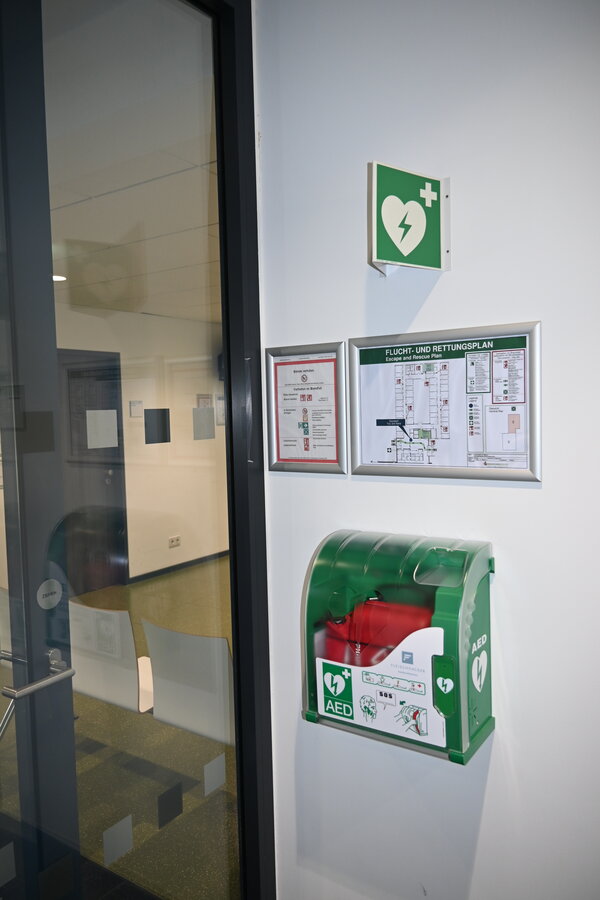 Bild vergr&ouml;&szlig;ern: Defibrillator im Rathaus