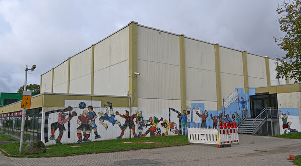 Wettkampfhalle mit Eingangsbereich von außen
