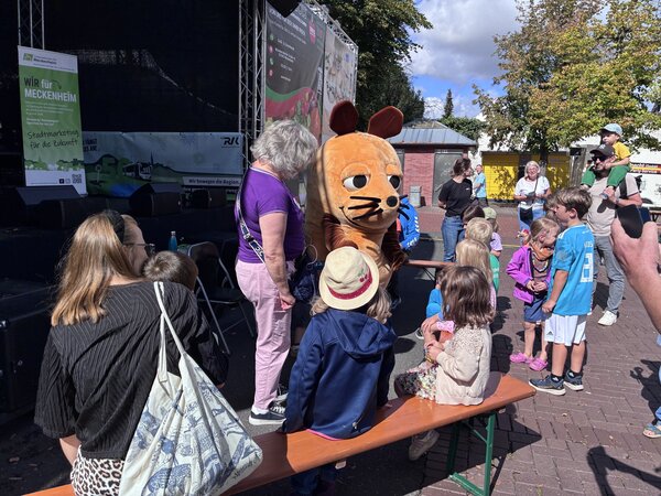 Bild vergr&ouml;&szlig;ern: Vorleseaktion Bücherbrücke auf dem Altstadtfest