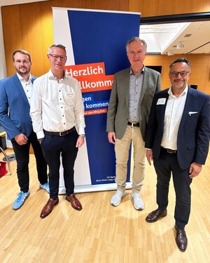 Bild vergr&ouml;&szlig;ern: Sebastian Reinkober (l.) und Richard Recker (r.) von der VR-Bank Bonn Rhein-Sieg, Sebastian Römer (2.v.l.) und Dr. Kurt Jäger (3.v.l.) vom Unternehmernetzwerk Rhein-Voreifel