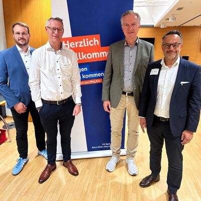 Sebastian Reinkober (l.) und Richard Recker (r.) von der VR-Bank Bonn Rhein-Sieg, Sebastian Römer (2.v.l.) und Dr. Kurt Jäger (3.v.l.) vom Unternehmernetzwerk Rhein-Voreifel