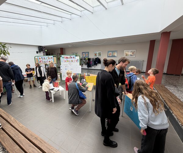Bild vergr&ouml;&szlig;ern: Viele Besucherinnen und Besucher informierten sich über die Kinderrechte und die Arbeit der Schülerinnen und Schüler. Die Kinder präsentierten stolz ihr Wissen und beantworteten die Fragen der Gäste.