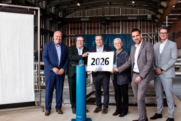 Bild vergr&ouml;&szlig;ern: In der eingeweihten Membranhalle auf dem Gruppenklärwerk Rheinbach-Flerzheim (v. l. n. r.): Erftverbandsvorstand Prof. Heinrich Schäfer, Umweltminister Oliver Krischer, BM Euskirchen Sacha Reichelt, stellv. BM Swisttal Paul Adams, BM Rheinbach Dr. Daniel Phiesel und Bereichsleiter Abwasser Rene Düppen