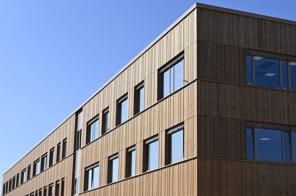Bild vergr&ouml;&szlig;ern: Geschwister-Scholl-Hauptschule Detail-Außenansicht