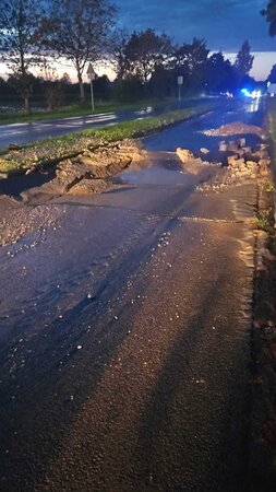 Bild vergr&ouml;&szlig;ern: Wasserrohrbruch 22.10.2026 an der Gudenauer Allee/Ecke Gerhard Boeden Straße