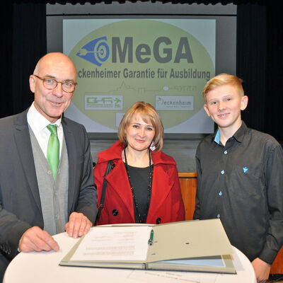 Bild vergr&ouml;&szlig;ern: mega_2019_vertragsunterzeichnung_spilles-und-schueler_055