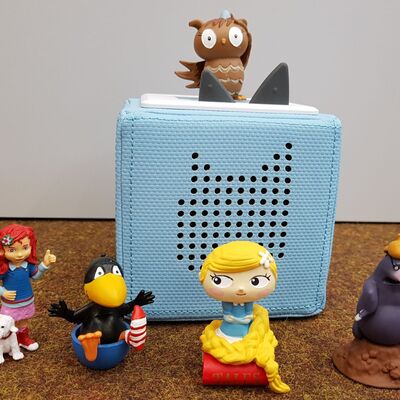 Toniebox und Figuren vor hellem Hintergrund